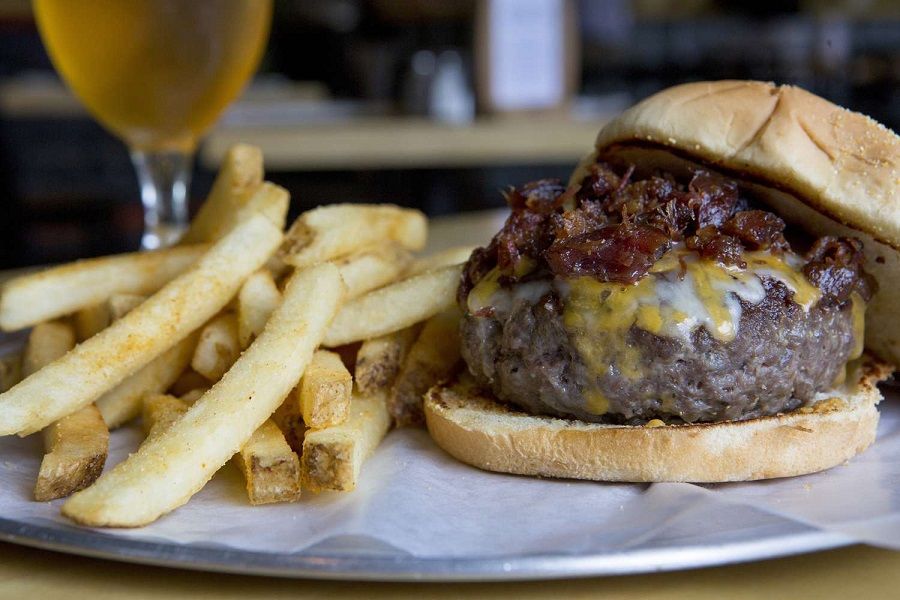 https://9thang10ngay.net/uploads/cheeseburger_with_french_fries_and_glass_of_beer_close_up_588283612_5993304022fa3a001061b05c_b225e0dd34.jpg