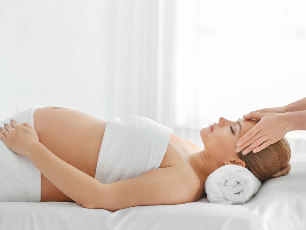 https://9thang10ngay.net/uploads/massage_co_lam_giam_buon_non_khi_mang_thai_khong_1137d5898e.jpg